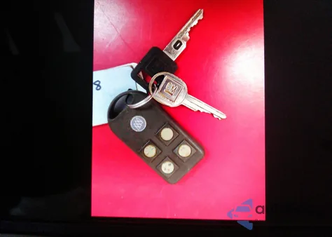 1990 Buick Reatta z USA, uszkodzony, nr VIN 1G4EC33C7LB903769